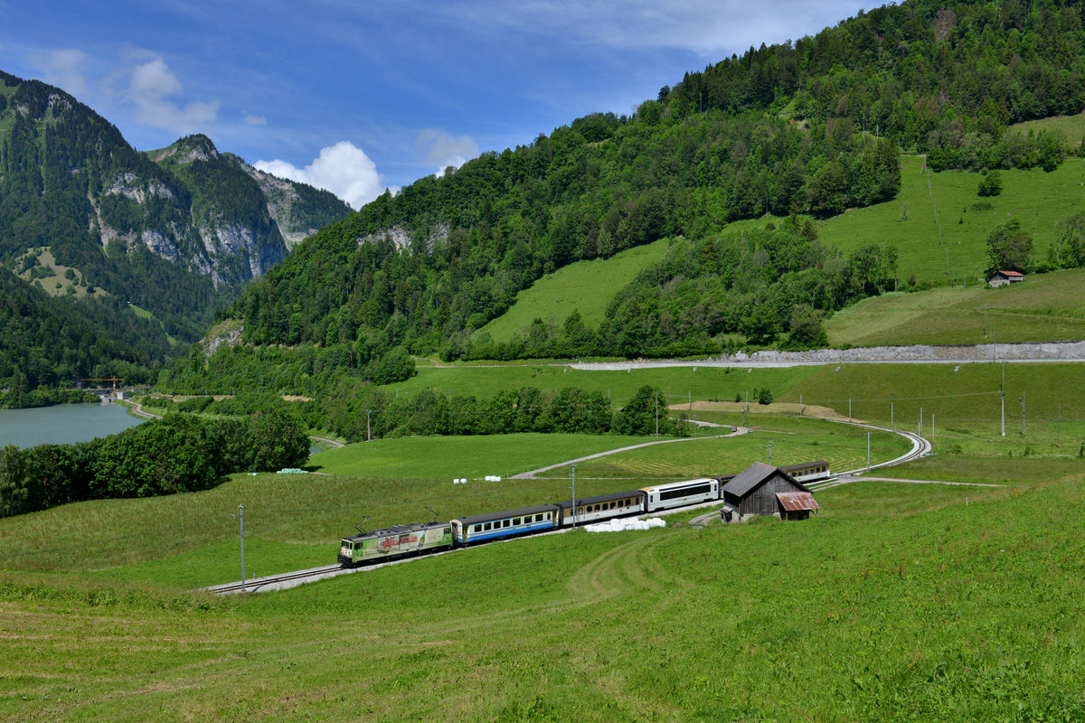 GDe 4/4 6006 mit einem Regionalzug am 20.06.2016 bei Rossiniere. 
