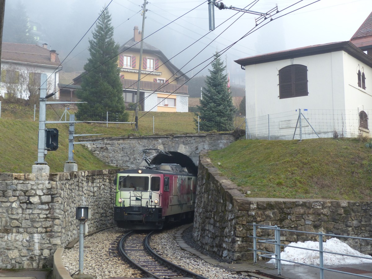 GDe 4/4 6006 vor einem GoldenPass-Zug nach Montreux bei der Einfahrt in Les Avants. für mich eine kleine Schrecksekunde, denn ich stand nicht auf der Einstieggseite und rechnete mit einem kürzeren Zug, der nicht den Bahnübergang blockiert. Auf unkonventionelle Weise gelang dann die Gleisüberquerung. 30.12.2015