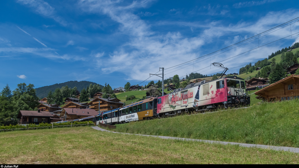 GDe 4/4 6006, Werbelok für Aigle Les Murailles, durchfährt am 7. Juli 2016 mit einem GoldenPass Panoramic Rougemont.