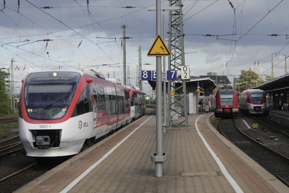 GdL-Streik, Neuss, 15.10.14. Diesmal ist die Regio-Bahn nicht blockiert. Die bestreikte S11 steht in Gleis 7, und die S 28 kann links (VT 1.001 + 1.005) Richtung Kaarst und rechts Richtung Düsseldorf passieren.
