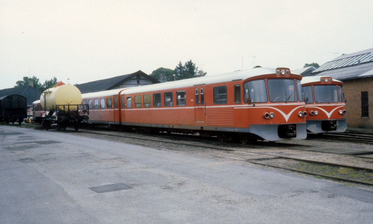 GDS (Gribskovbanen): Abgestellte Triebzüge (Ym + Yp + Ys) halten am 5. Juni 1981 neben dem Depot in Hillerød