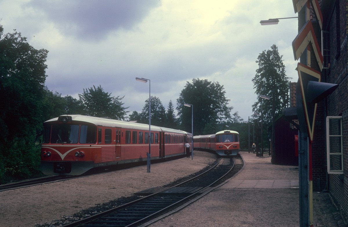 GDS, Gribskovbanen am 23. Juni 1974: In Kagerup treffen sich zwei Triebzüge. - Der linke besteht aus zwei gekuppelten Kurzzügen, dem einen von Tisvildeleje und dem anderen von Gilleleje. Nach einem kurzen Aufenthalt wird der Zug als Vollzug nach Hillerød weiterfahren. - Rechts kommt ein Vollzug von Hillerød an. In Kürze wird das Personal den Zug in zwei Kurzzüge nach Gilleleje bzw Tisvildeleje trennen. - Dieses Verfahren benutzt man seit langem nicht mehr. Jetzt fahren die Triebzüge (LINT 41) der Lokalbanen, die jetzt die Strecken bedienen, abwechselnd nach Tisvildeleje und Helsingør über Gilleleje. 