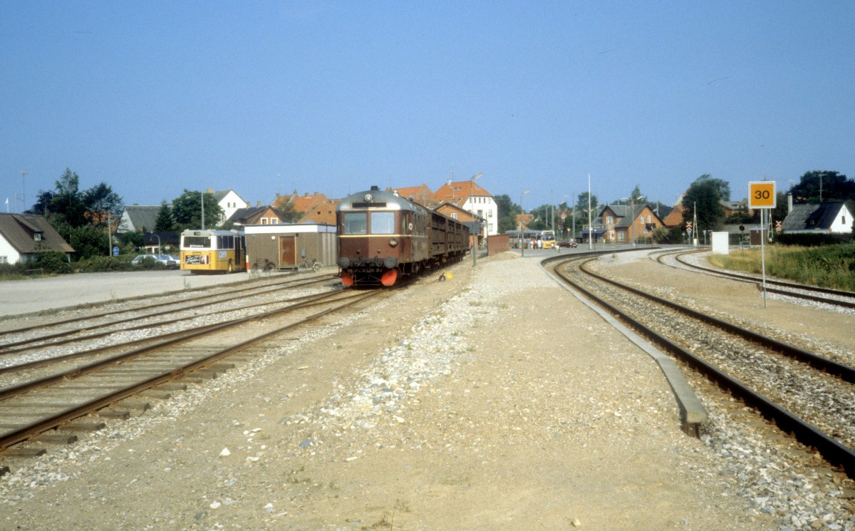 GDS (Gribskovbanen) Diesellok L1 (Frichs 1952) mit Güterwagen Bahnhof Helsinge am 11. Juli 1983.