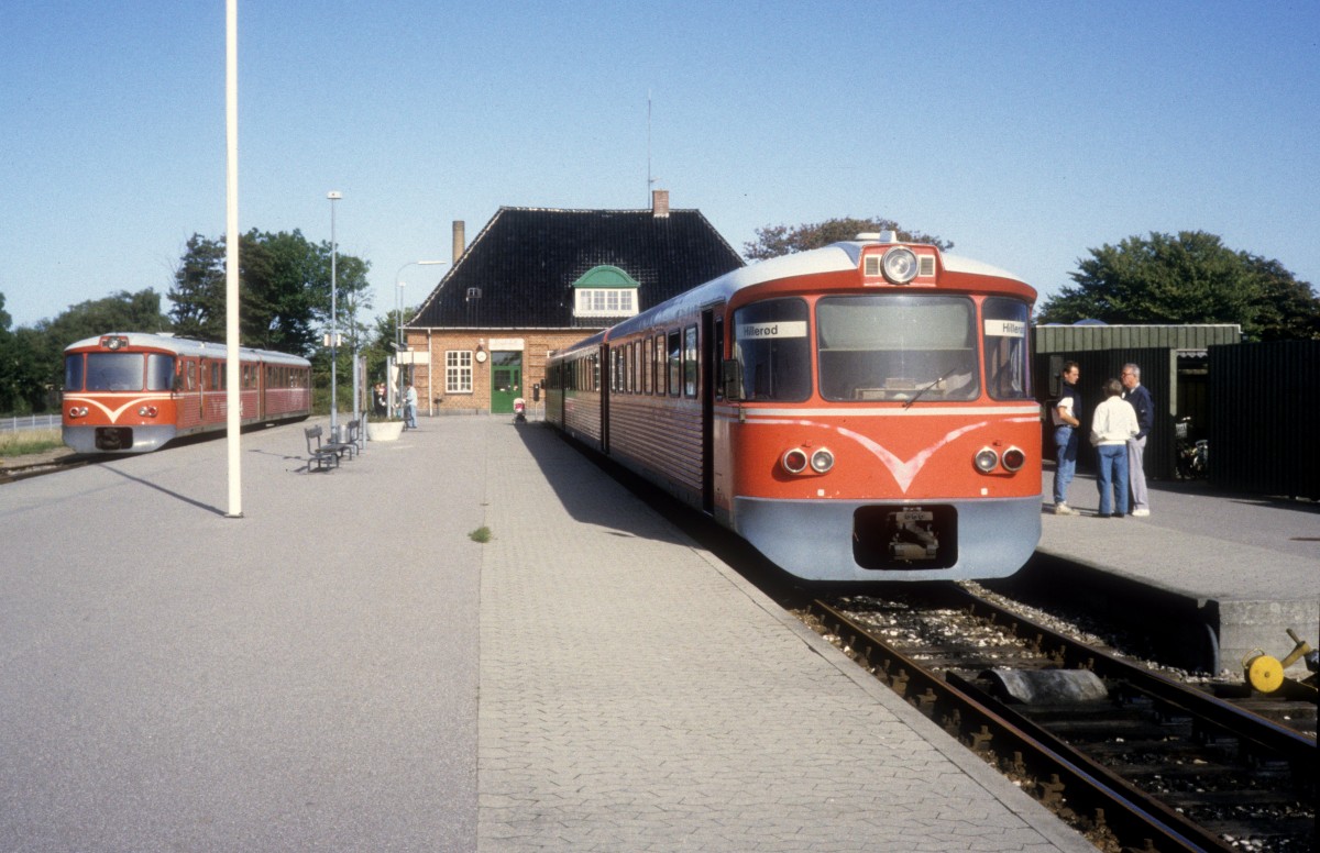 GDS (Gribskovbanen) Triebzug (Ym + Yp + Ys) (rechts im Vordergrund) / HHGB (Helsingør-Hornbæk-Gilleleje-Banen) Triebzug (Ym + Ys) Bahnhof Gilleleje im September 1992. - Die Züge der GDS bedienten die Bahnstrecken Hillerød - Kagerup -Gilleleje und Hillerød - Kagerup - Tisvildeleje.