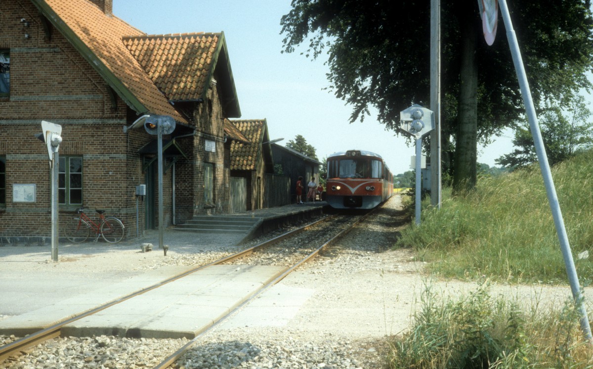 GDS (Gribskovbanen) Triebzug (Ym + Yp + Ys) Hp, ehem. Bahnhof, Saltrup am 11. Juli 1983.