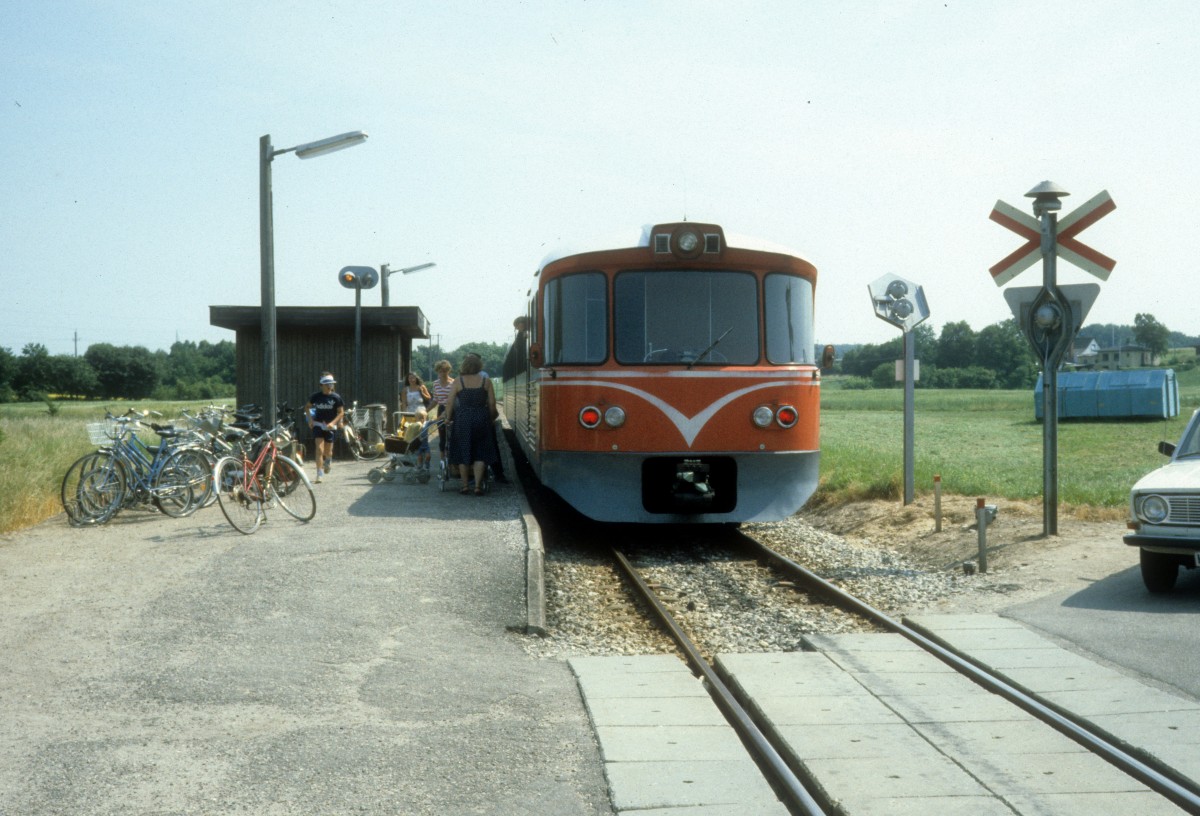 GDS (Gribskovbanen) Triebzug (Ym + Yp + Ys) Haltepunkt Pibemose (heute: Græsted Syd) am 11. Juli 1983. - Die Nachsilbe des Ortsnamens '-mose' bedeutet 'Moor'.