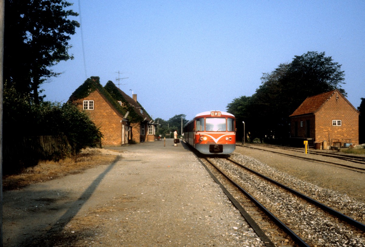 GDS (Gribskovbanen) Triebzug (Ys + Yp + Ym) Bahnhof Tisvildeleje am 11. Juli 1983. - Die Züge der GDS bedienten die Bahnstrecken Hillerød - Kagerup - Helsinge - Tisvildeleje und Hillerød - Kagerup - Græsted - Gilleleje. Auf diesen Strecken fahren seit 2002 Triebzüge (LINT41) des Bahnunternehmens Lokalbanen.