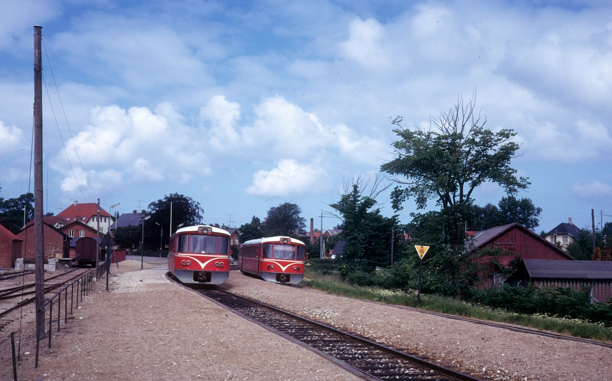 GDS (Gribskovbanen): Zwei Triebzüge treffen sich am 23. Juni 1974 in Helsinge.