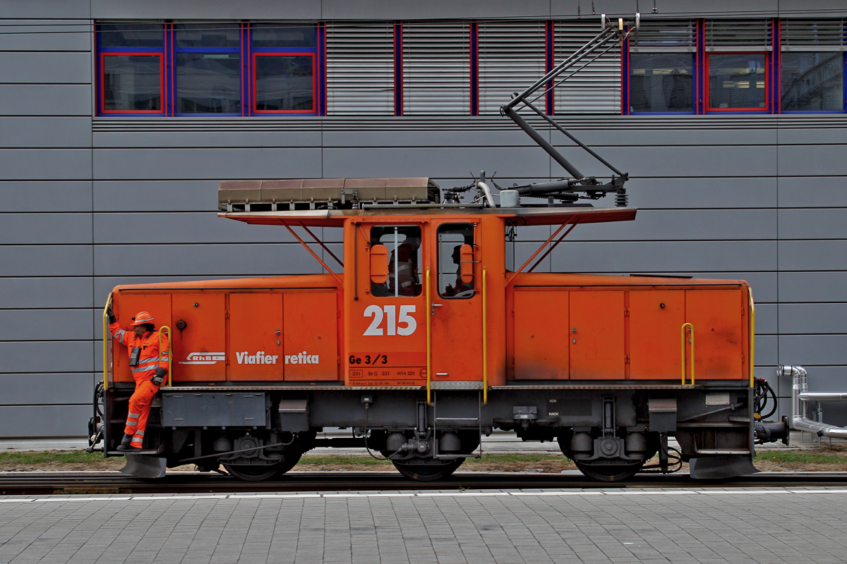 Ge 3/3 215 der Rhätischen Bahn rangiert am 2.5.2014 im Bahnhof Chur.