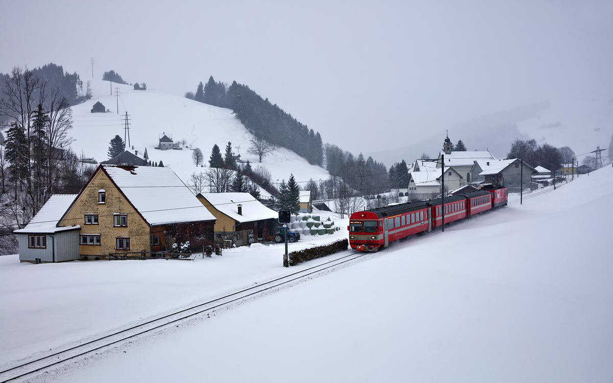 Ge 4/4 1 der AB schiebt an der S 23 die geführt durch den Steuerwagen ABt 145 von Wasserauen nach Gossau SG bei einsetzendem Schneefall unterwegs ist.Bild in Gontenbad den 10.1.2017