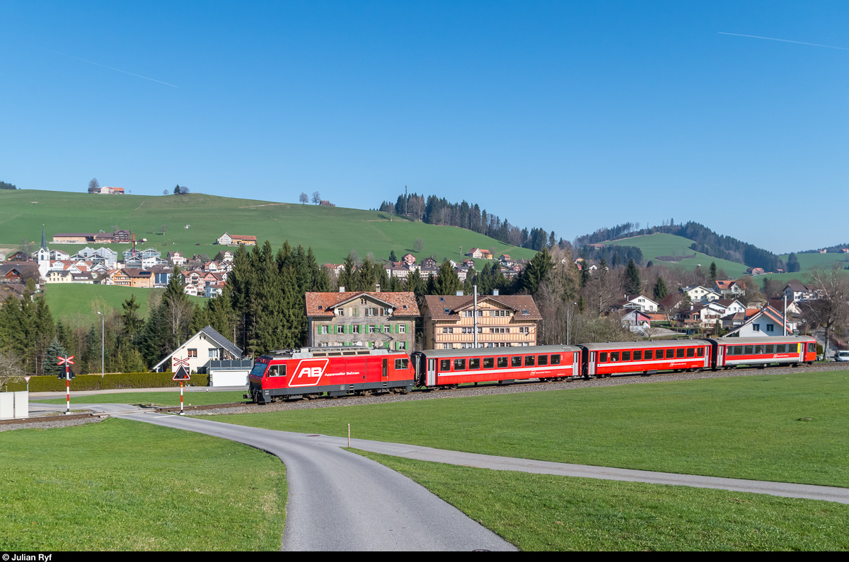 Ge 4/4 1, die einzige Lok der Appenzeller Bahnen, fährt am 27. März 2017 mit einem Pendelzug bei Waldstatt in Richtung Gossau.