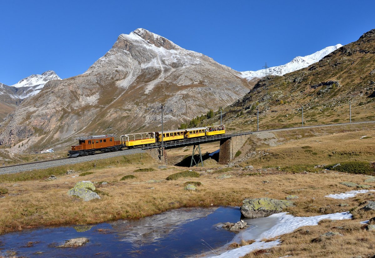 Ge 4/4 182 mit einem Sonderzug am 16.10.2016 bei Bernina Lagalb. 