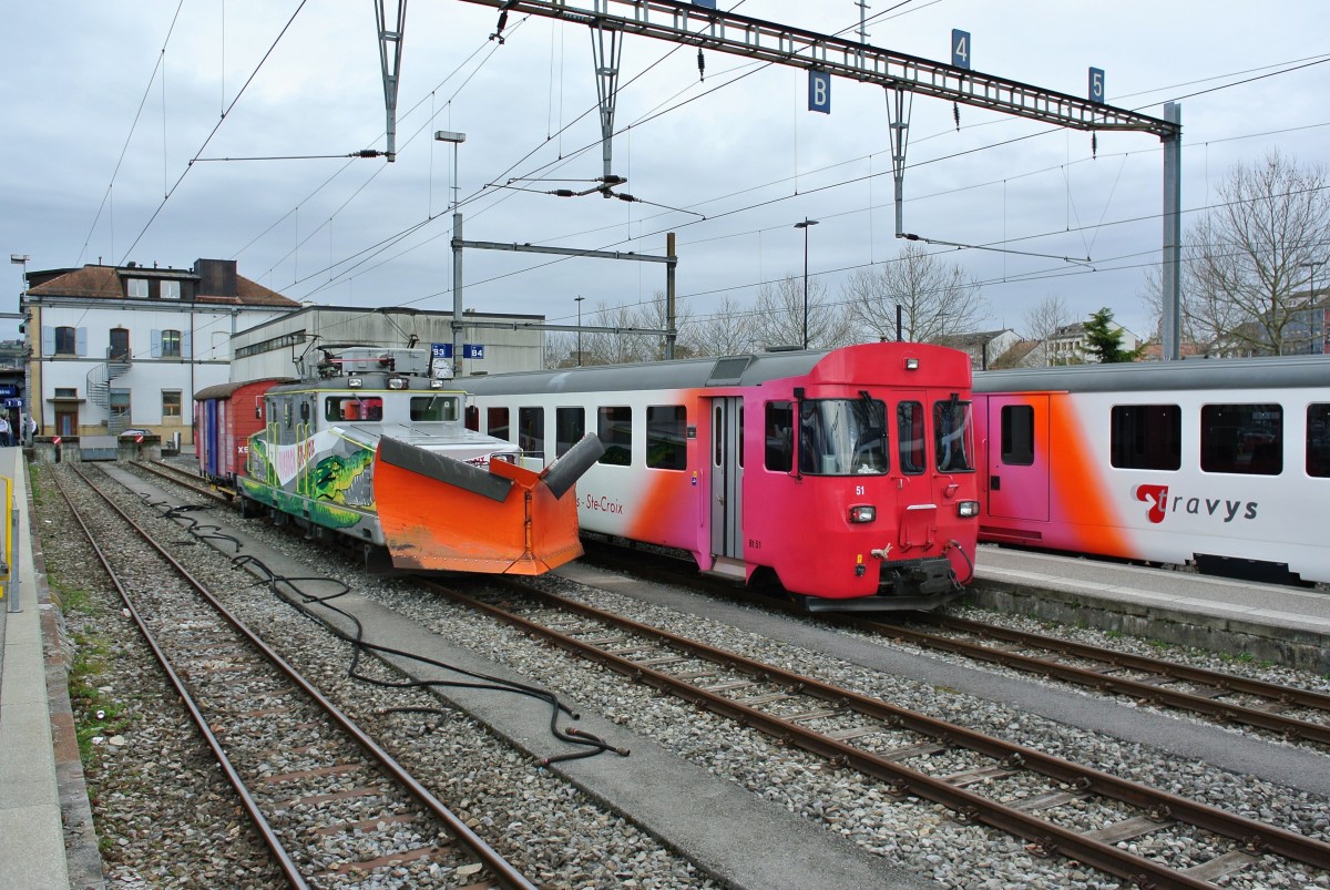 Ge 4/4 21 mit Schneepflug und X 505, Bt 51 mit Be 4/4 1 und Bt 55 und rechts im Bild BDt abgestellt in Yverdon-les-Bains, 25.03.2015.