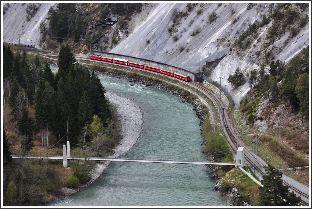 Ge 4/4 613  Domat/Ems  mit RE1240 bei Trin (20.04.2015)