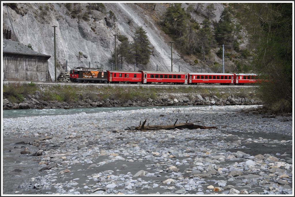 Ge 4/4 620  Zernez  mit RE1236 bei Trin (20.04.2015)