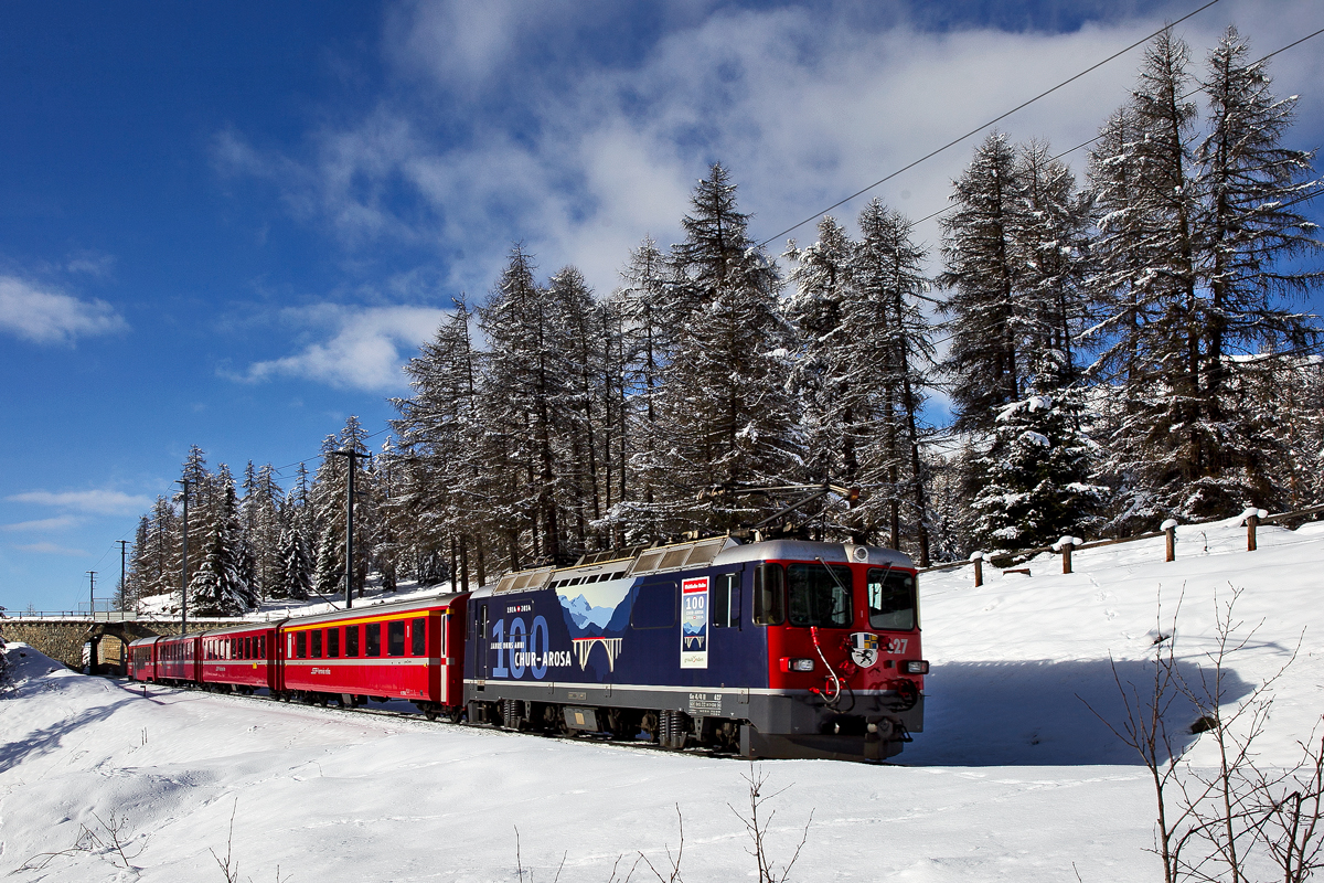 Ge 4/4 627 fährt mit einem Re von Samedan nach Scuol bei S-Chanf vorüber.Bild vom 24.1.2015