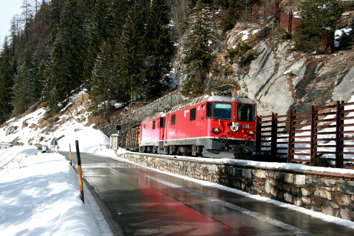 Ge 4/4 631 und 628 mit einem Holzzug kurz vor Bergrün; 14.02.2014
