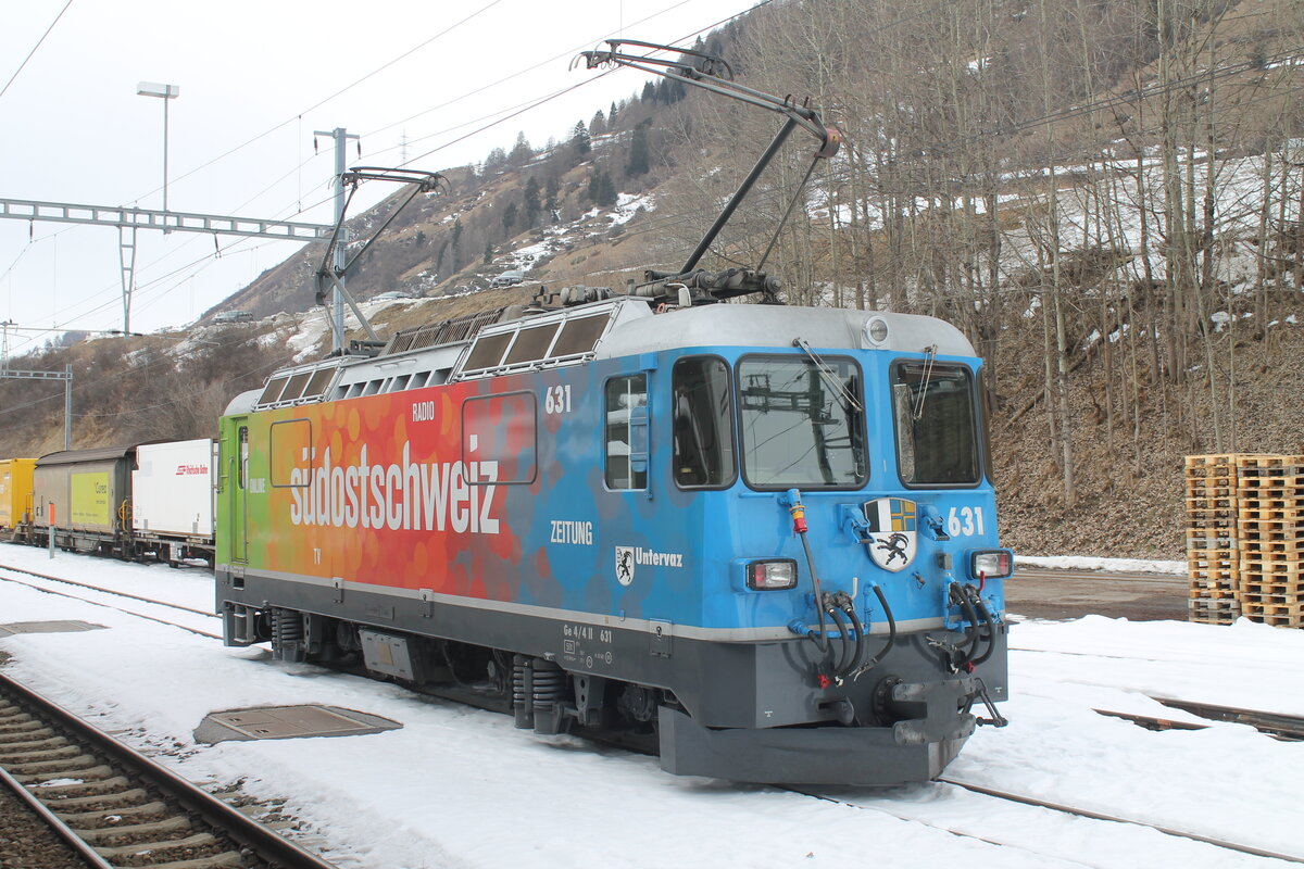 Ge 4/4'' 631 ''Südostschweiz'' am 22.1.2025 in Scuol-Tarasp