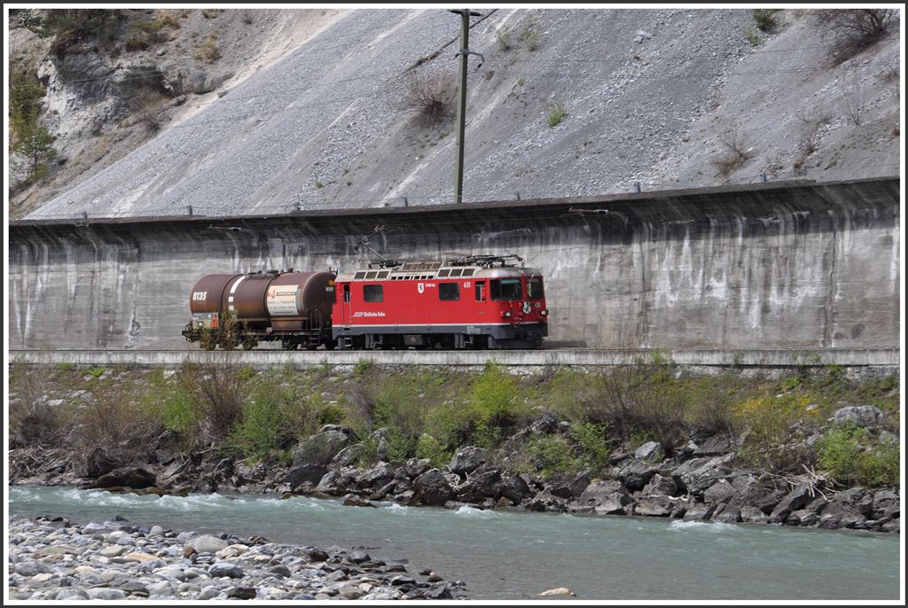 Ge 4/4 631  Untervaz  mit einem Kurzgüterzug bei Trin (20.04.2015)