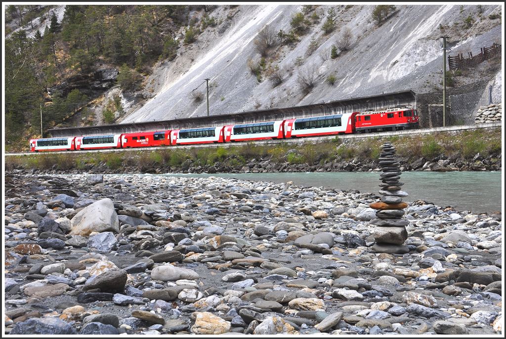 Ge 4/4 632  Zizers  mit dem Glacier Express 902 bei Trin (20.04.2015)