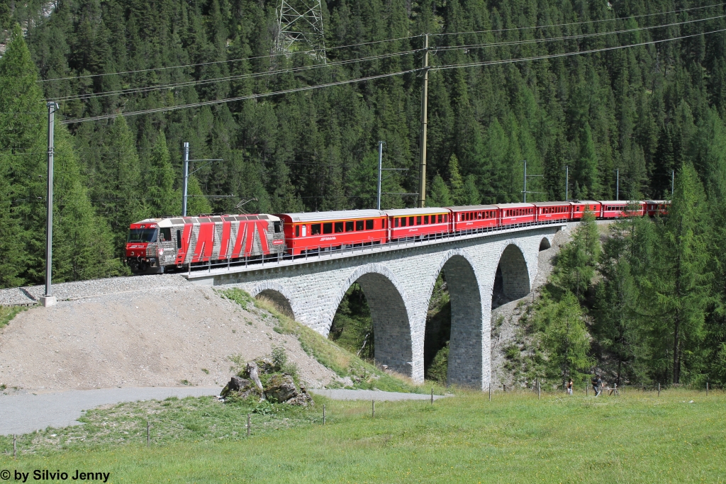 Ge 4/4''' 642 ''RhB-Team'' berquert am 11.8.2013 den Albula-Viadukt II als RE 1144 nach Chur