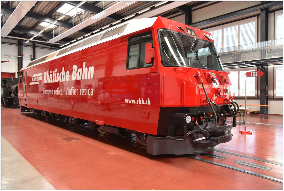 Ge 4/4 644  Savognin  im neuen RhB Kleid in der Allegrahalle Landquart anlässlich der Modellbahnausstellung der Modulbaufreunde RhB. (27.08.2016)