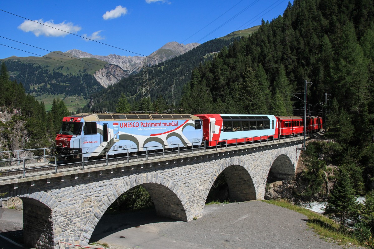 Ge 4/4 650 mit einem Regionalzug am 18. August 2014 bei Preda.