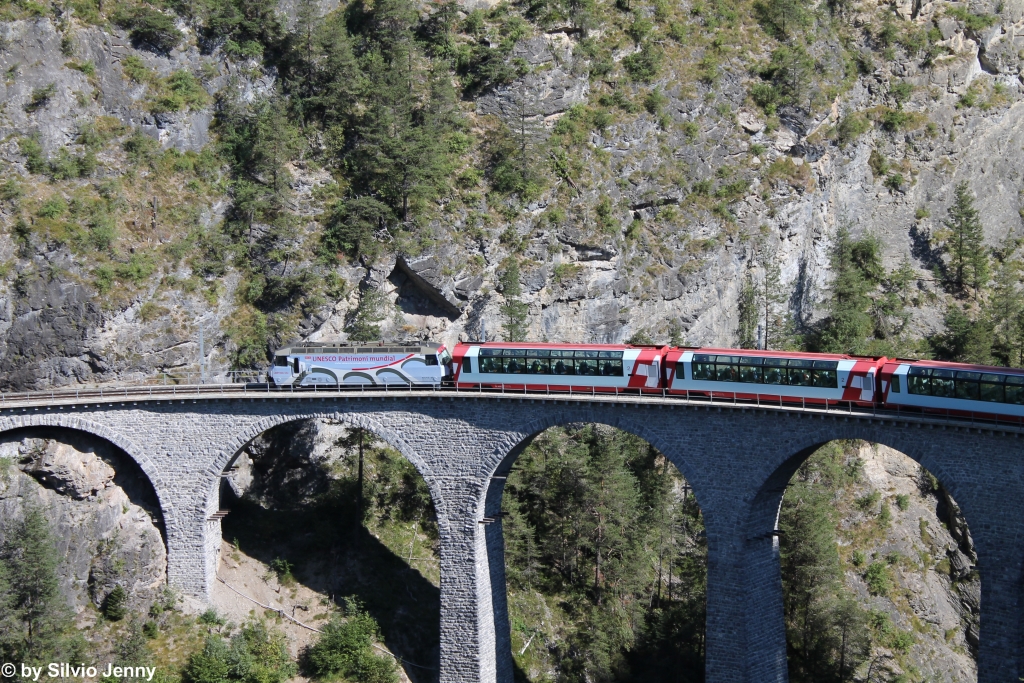 Ge 4/4''' 650 ''Unesco'' mit dem Landwasser-Viadukt-Motiv am 11.8.2013 auf dem entsprechenden Viadukt als GEX 905/907.