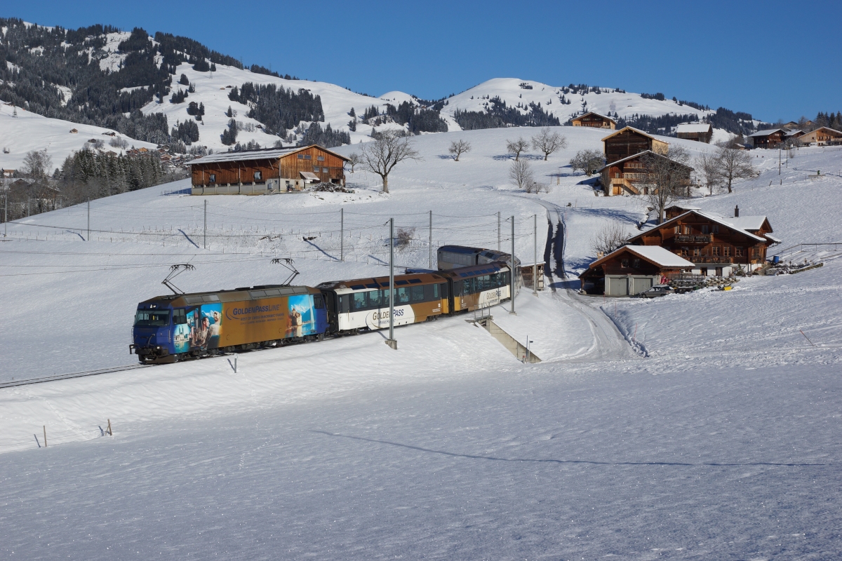 Ge 4/4 8002 fährt am 27.12.2013 mit dem GoldenPass Panoramic 3115 von Gruben Richtung Gstaad.