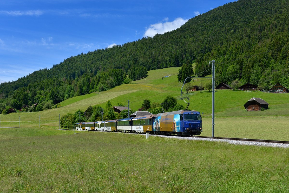 Ge 4/4 8002 mit einem Golden Pass am 20.06.2016 bei Rougemont.