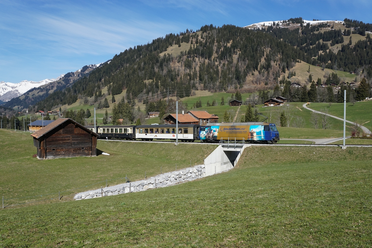 Ge 4/4 8002 zieht am 12.04.2015 den R 2216 von Gruben Richtung Schönried.