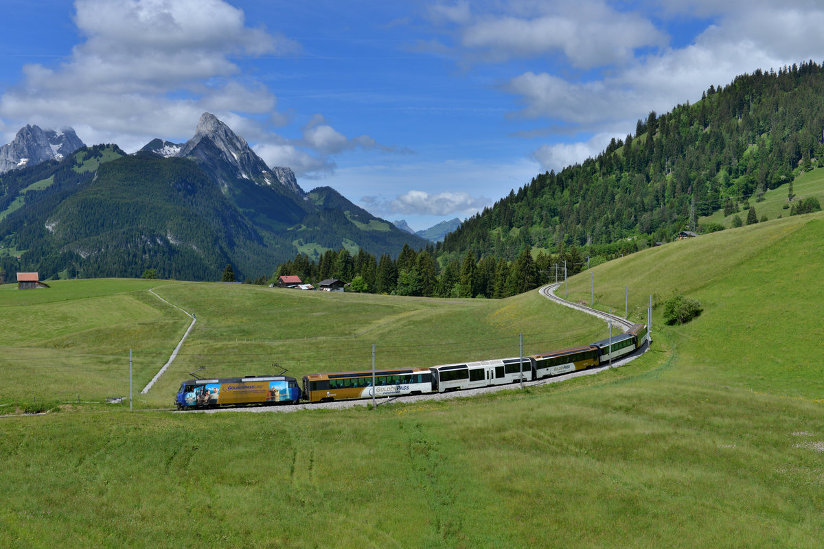 Ge 4/4 8004 mit einem Golden Pass am 20.06.2016 bei Schönried. 