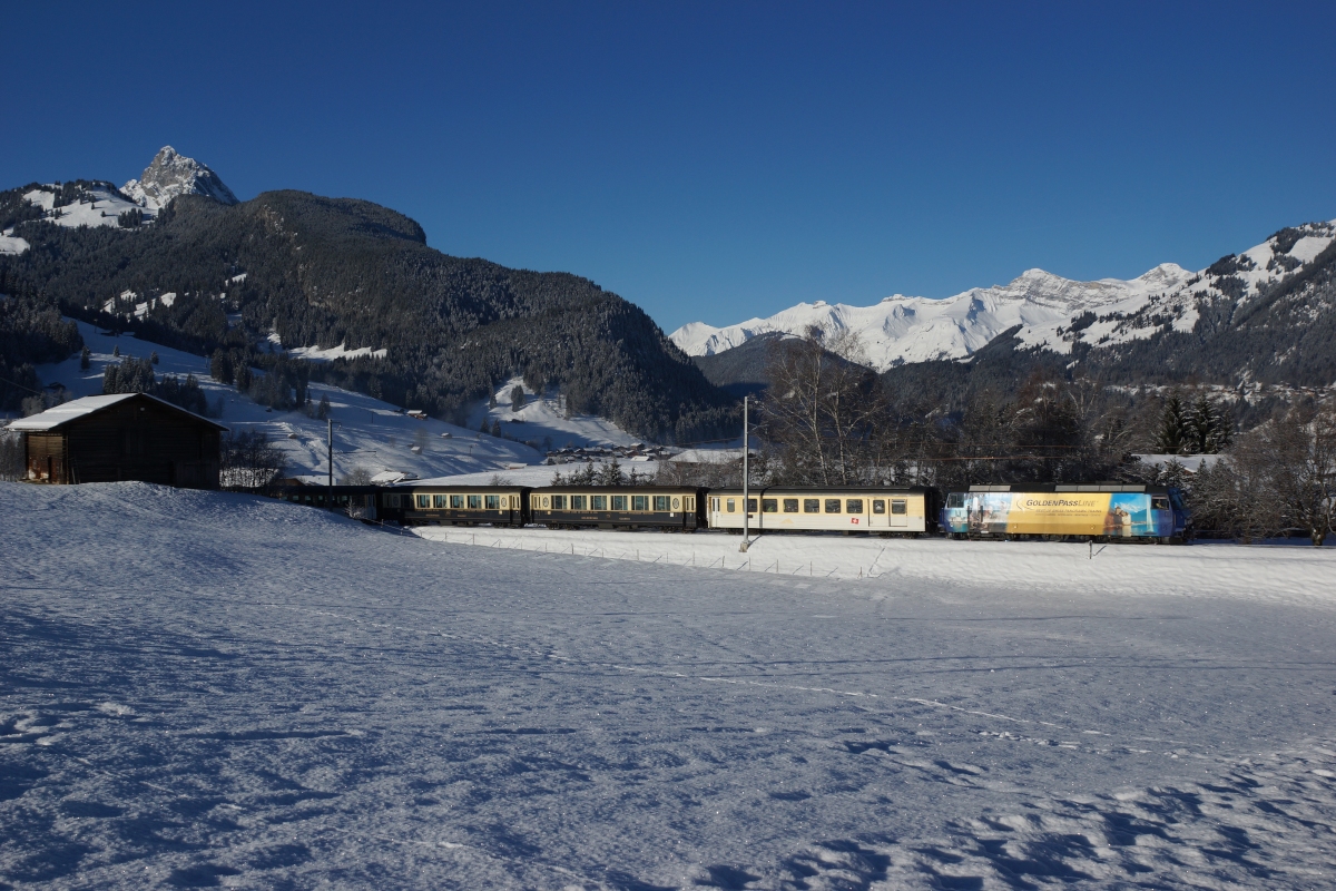 Ge 4/4 8004 zieht am 30.12.2013 den GoldenPass Classic von Gstaad Richtung Gruben.