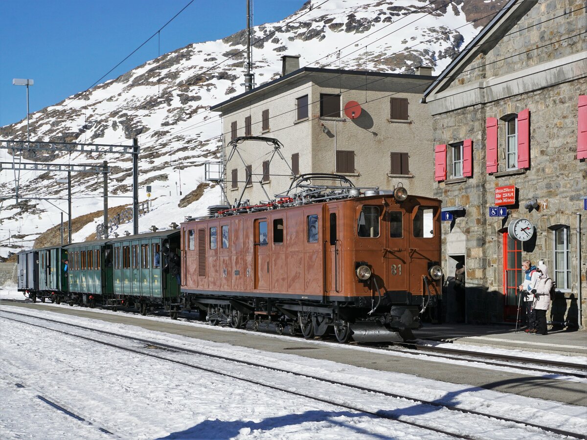 Ge 4/4 81 (BC) Erste Fahrt in eigener Kraft über den Bernina-Pass.
Die Ge 4/4 81 mit Baujahr 1916 der CHEMIN DE FER TOURISTIQUE BLONAY CHAMBY (BC), ehemals Bernina-Bahn (BB), am 13. Februar 2022 in ihrer ehemaligen Bergwelt unterwegs wie vor 106 Jahren.
Es handelt sich um die einst stärkste Gleichstromlok der Schweiz.
Ospizio Bernina ist mit über 2253 m.ü.M. der höchstgelegene Bahnhof der Rhätischen Bahn (RhB).
Foto: Walter Ruetsch 
