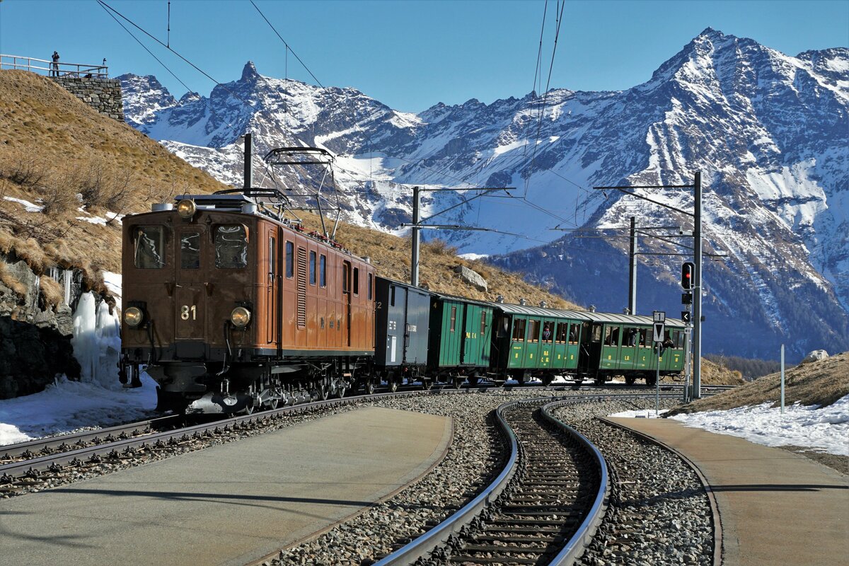 Ge 4/4 81 (BC) Erste Fahrt in eigener Kraft über den Bernina-Pass.
Die Ge 4/4 81 mit Baujahr 1916 der CHEMIN DE FER TOURISTIQUE BLONAY CHAMBY (BC), ehemals Bernina-Bahn (BB), am 13. Februar 2022 in ihrer ehemaligen Bergwelt unterwegs wie vor 106 Jahren.
Es handelt sich um die einst stärkste Gleichstromlok der Schweiz.
Einfahrt in den Bahnhof Alp Grüm.
Foto: Walter Ruetsch 