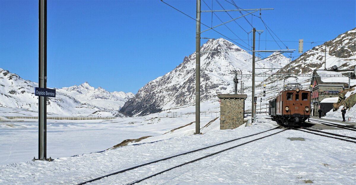 Ge 4/4 81 (BC) Erste Fahrt in eigener Kraft über den Bernina-Pass.
Die Ge 4/4 81 mit Baujahr 1916 der CHEMIN DE FER TOURISTIQUE BLONAY CHAMBY (BC), ehemals Bernina-Bahn (BB), am 13. Februar 2022 in ihrer ehemaligen Bergwelt unterwegs wie vor 106 Jahren.
Es handelt sich um die einst stärkste Gleichstromlok der Schweiz.
Ospizio Bernina ist mit über 2253 m.ü.M. der höchstgelegene Bahnhof der Rhätischen Bahn (RhB).
Foto: Walter Ruetsch 