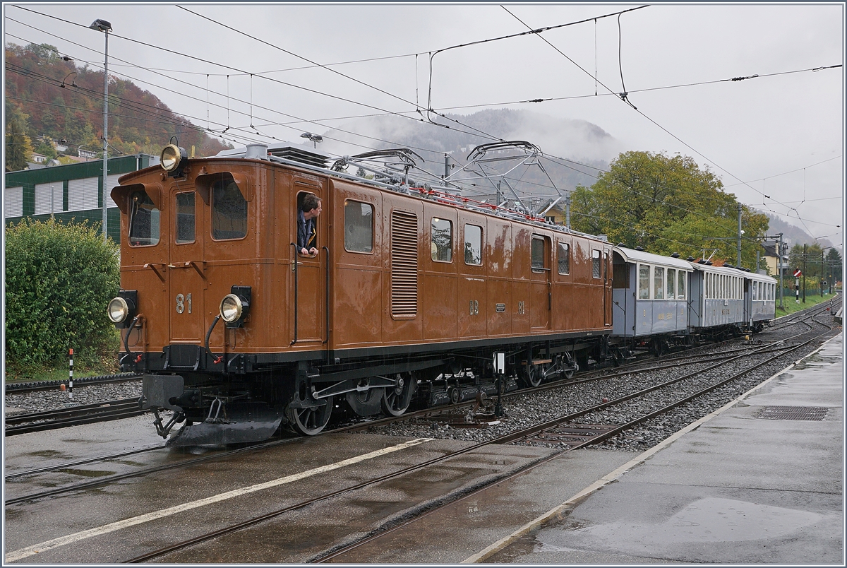Ge 4/4 in Blonay. Sehr schön und immer wieder gerne fotografiert ist die Blonay Chamby Bahn Rhb Bernina Ge 4/4 81, die jedoch erst nach einem Umbau von einer Ge 6/6 zu einer Ge 4/4 mutierte. 
Hier zeigt sich die schön aufgearbeitete Lok mit einem Personenzug aus Chaulin kommend in Blonay. 

28. Oktober 2018