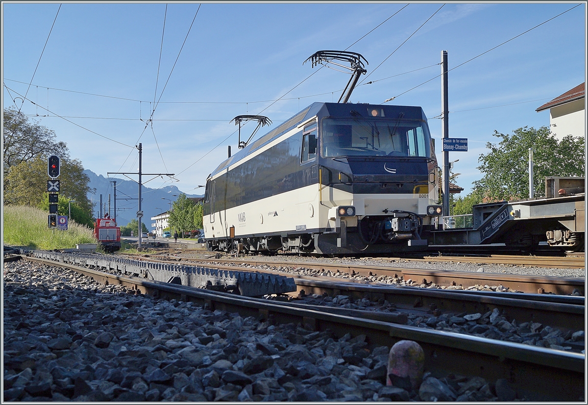 Ge 4/4 in Blonay. Überraschend da eher selten zeigt sich die MOB Ge 4/4 8001 in Blonay; die Lok fuhr in der Folge dann nach Vevey; wohl ins Dépôt der CEV zum Unterhalt da der Einsatz dieser mit der automatischen Kupplung ausgestatteten Lok im Dienest- und Güterverkehr nicht möglich ist. 

28. Mai 2021