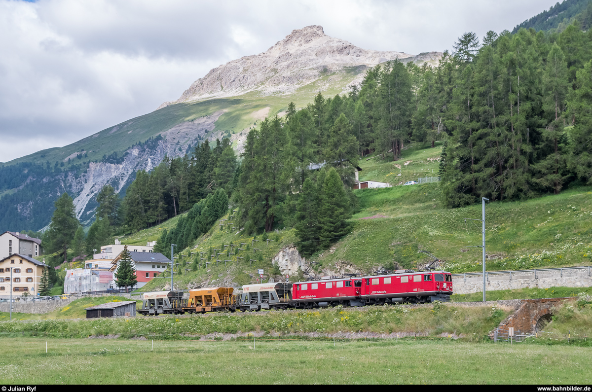 Ge 4/4 I 603  Badus  und 610  Viamala  mit dem Baustellenzug  Albula-Shuttle  zur Versorgung der Baustelle des neuen Albulatunnels II haben am 14. Juli 2017 gerade Samedan verlassen.