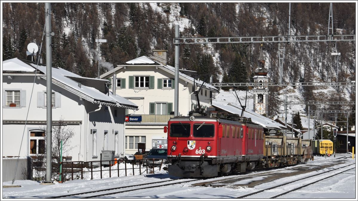 Ge 4/4 I 603  Badus  und 602  Bernina  sind mit Aushub aus dem Albulatunnel II in Bever unterwegs nach Samedan. (15.011.2017)