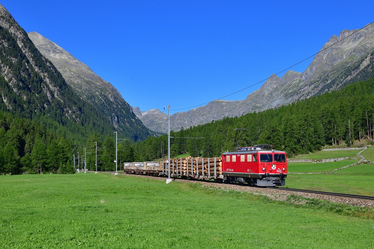 Ge 4/4 I 605 mit einem Güterzug am 03.09.2019 bei Bever. 