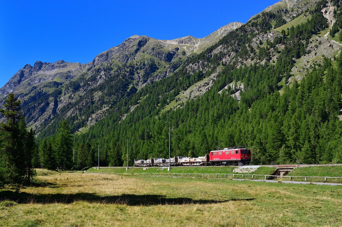 Ge 4/4 I 605 mit einem Aushubzug am 03.09.2019 im Val Bever.