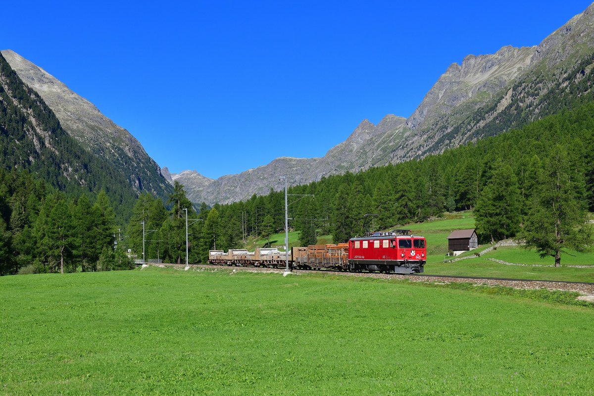 Ge 4/4 I 605 mit einem Güterzug am 04.09.2019 bei Bever.