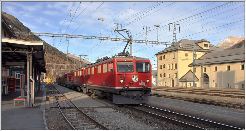 Ge 4/4 I 605  Silvretta  und 619  Viamala  mit dem Albulatunnel II Bauzugshuttle in Bever. (16.11.2015)