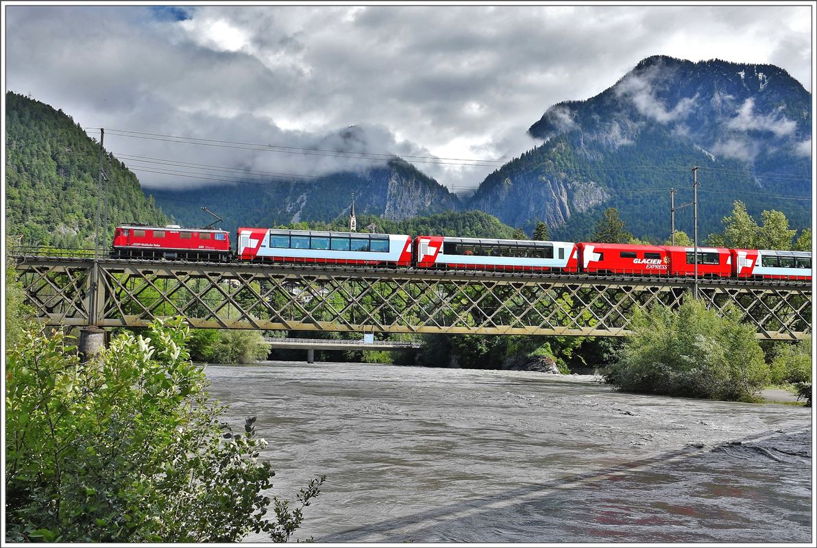 Ge 4/4 I 605  Silvretta  kam gestern mit dem Glacier Express 901 wieder einmal zu Schnellzugsehren, hier über dem Hochwasser führenden Hinterrhein in Reichenau-Tamins. (17.06.2016)