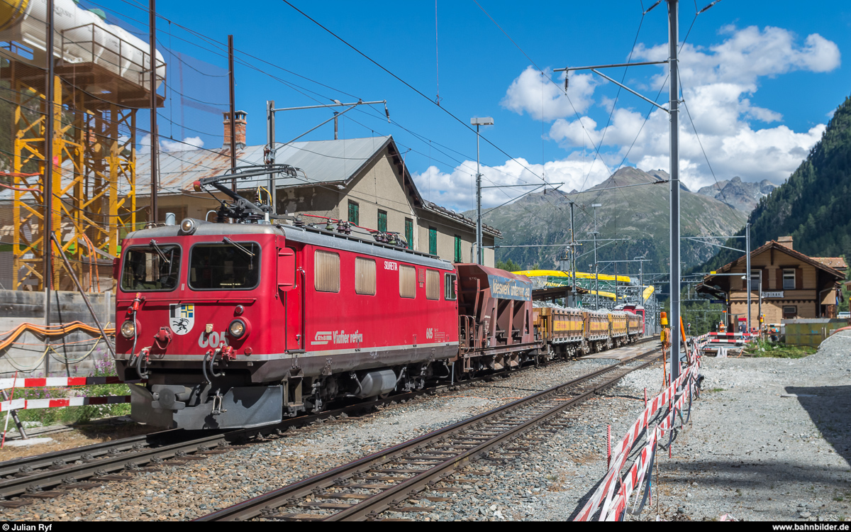 Ge 4/4 I 605  Suvretta  verlässt am 13. Juli 2017 mit dem Albula-Sprinter den Bahnhof Spinas. Der Zug pendelt den ganzen Tag zwischen Spinas und Preda. Er bringt das Aushubmaterial aus dem neuen Albulatunnel von Spinas zum Zwischenlager in Preda und aufbereitete Rohbaustoffe wieder zurück.