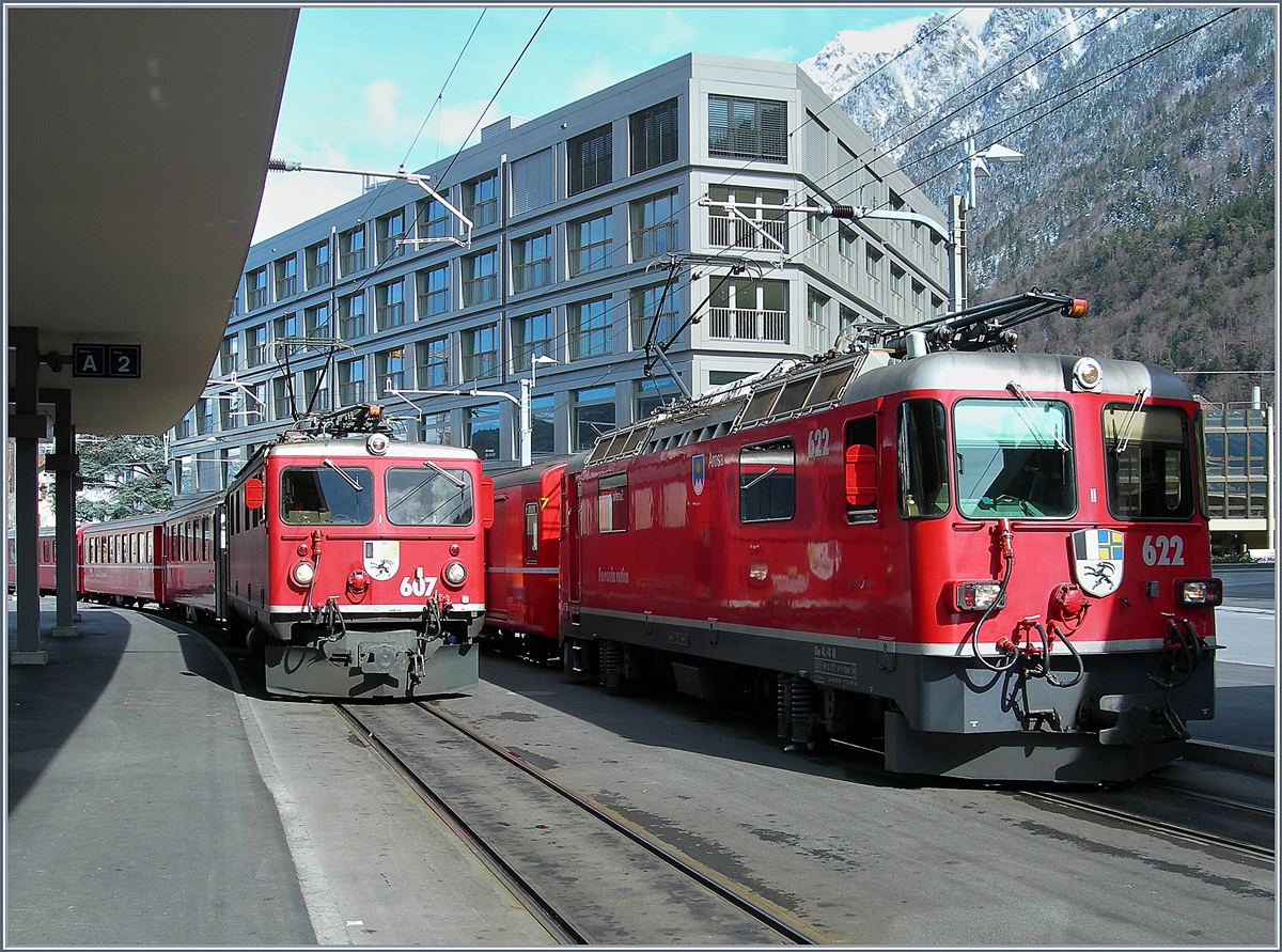 Ge 4/4 I mit Regionalzug 1447 nach Arosa und Ge 4/4 II auf dem Bahnhofplatz von Chur.
22. März 2008