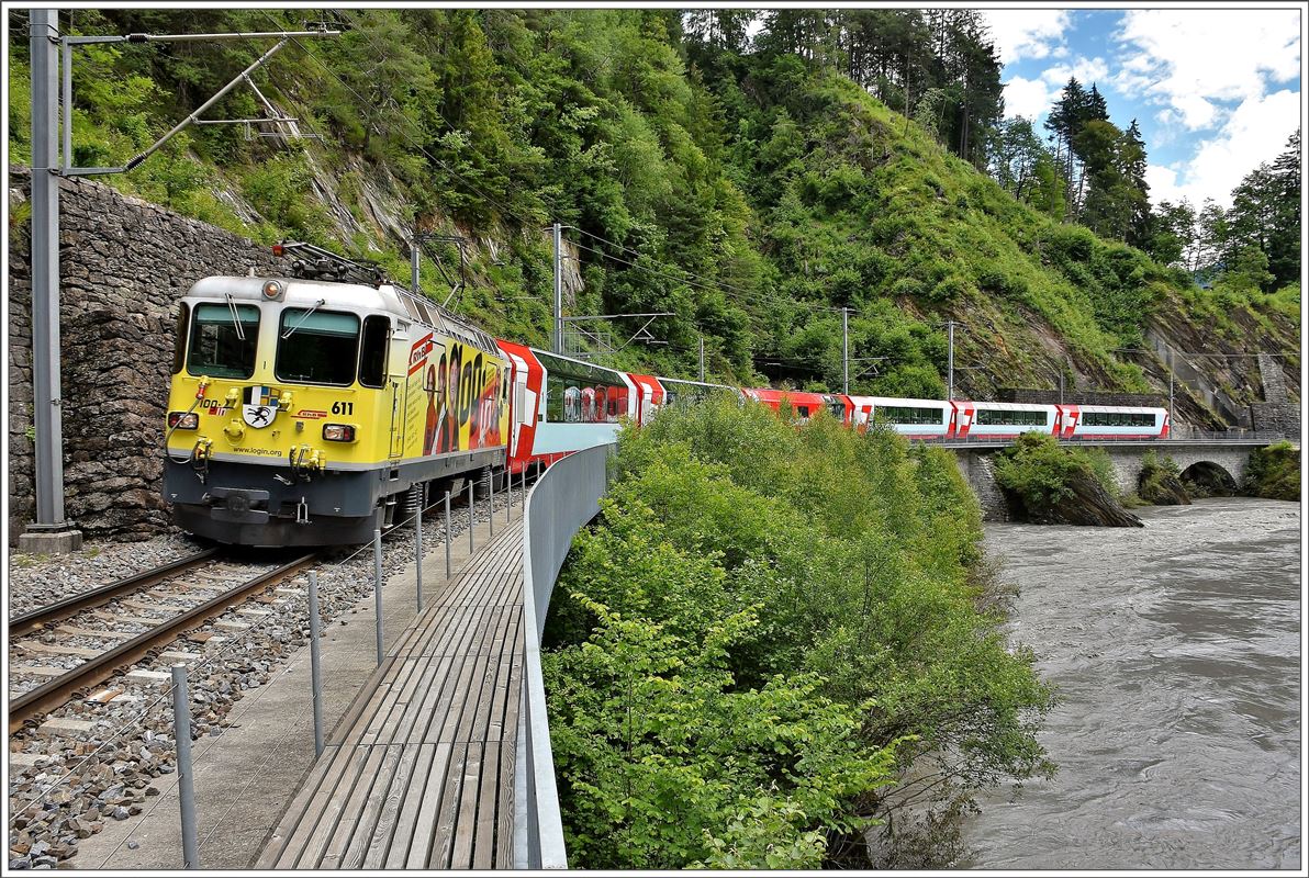 Ge 4/4 II 611  Landquart  mit Glacier Express 903 nach Zermatt im Farsch zwischen Reichenau und Trin. (17.06.2016)