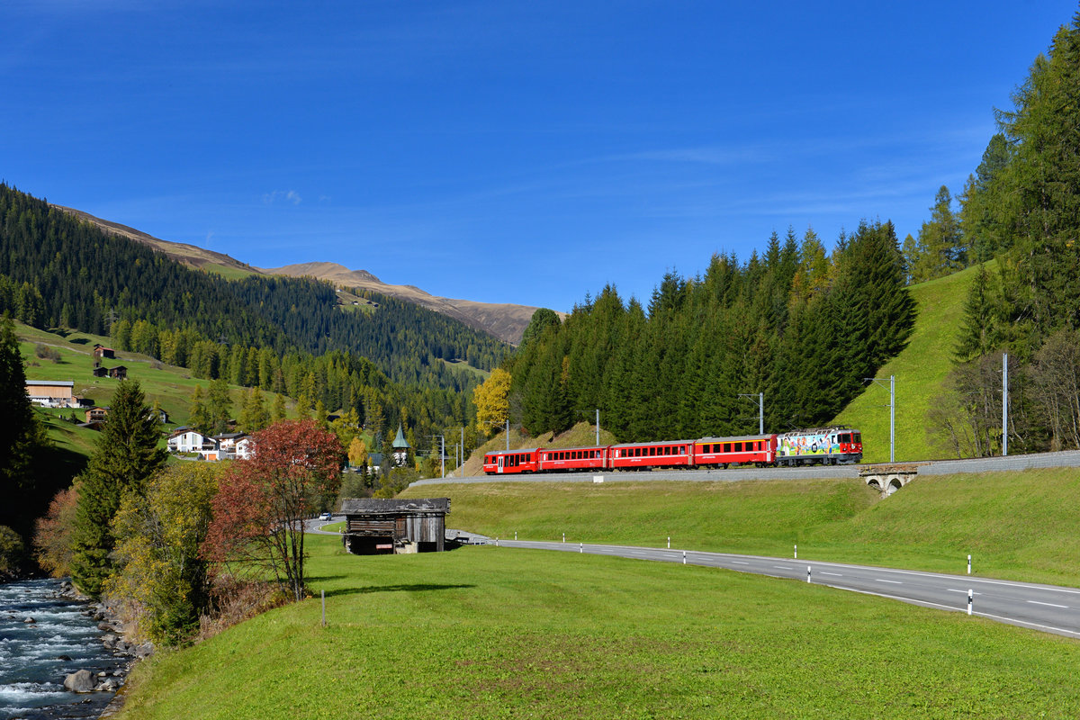 Ge 4/4 II 611 mit einem Regio am 05.10.2017 bei Davos Glaris. 