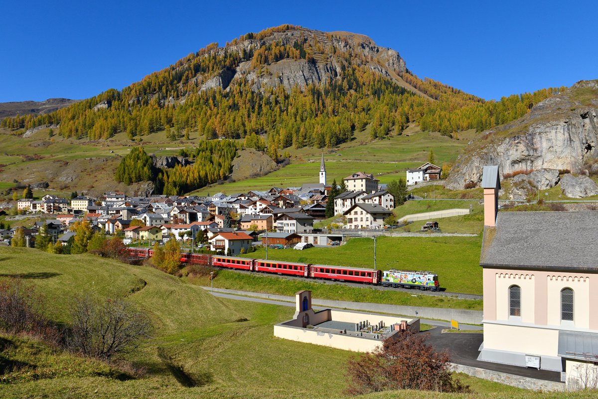 Ge 4/4 II 611 mit einem Regio am 15.10.2017 bei Ardez. 